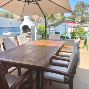Photo 11 - Superbe Villa 120 m² avec patio, jardin et piscine  - Patio Terrasse, table en teck avec rallonge. Possibilité d'ajouter des tables