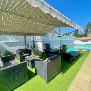 Photo 3 - Superbe Villa 120 m² avec patio, jardin et piscine  - Salon de piscine ombragé