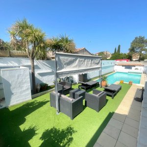 Photo 4 - Superbe Villa 120 m² avec patio, jardin et piscine  - Salon de piscine ombragé