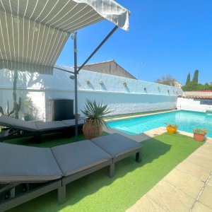 Photo 2 - Superbe Villa 120 m² avec patio, jardin et piscine  - Salon de piscine ombragé