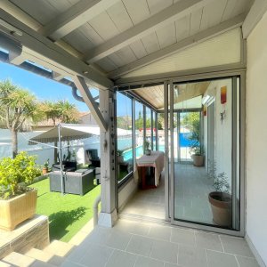 Photo 5 - Superbe Villa 120 m² avec patio, jardin et piscine  - Auvent autour du Patio-Terrasse et véranda