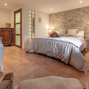Photo 9 - Bastide (140m2) with swimming pool and jacuzzi in the heart of a century-old olive grove - Chambre d'inspiration Galimard
Master room de 20m2 avec salle de douche/WC attenante
Lit en 160x190