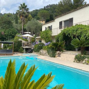 Photo 0 - Bastide (140m2) avec piscine et jacuzzi au coeur d'une oliveraie centenaire - Espace piscine avec terrasse couverte par une vigne 
Capacité d'accueil jusqu'à 100 personnes pour un cocktail