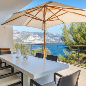 Photo 18 - Luxueuse Villa Contemporaine avec Vue Panoramique sur Mer - Coin repas extérieur