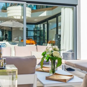 Photo 19 - Luxueuse Villa Contemporaine avec Vue Panoramique sur Mer - Salon extérieur
