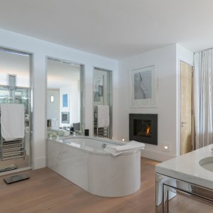 Photo 37 - Luxurious Contemporary Villa with Panoramic Sea Views - Salle de bain de la chambre principale