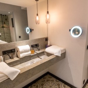 Photo 10 - Loft 4 étoiles atypique et luxueux - Salle de bain d'une des chambre du Rez-de-chaussé. 