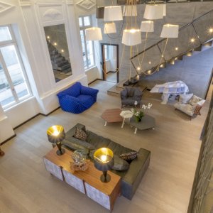 Photo 7 - Loft 4 étoiles atypique et luxueux - Séjour du Kokana, fauteuil, canapé, miroir classé historique avec accès à l'étage.  