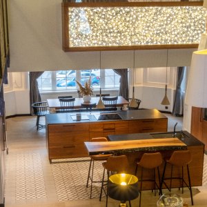 Photo 5 - Atypical and luxurious 4-star loft - Cuisine et bar fait main en bois, avec chaises 