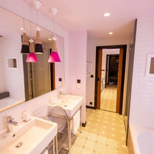 Photo 12 - Loft 4 étoiles atypique et luxueux - Salle de bain privative de la 2nd suite au Rez-de-chaussé, douche & double vasque. 