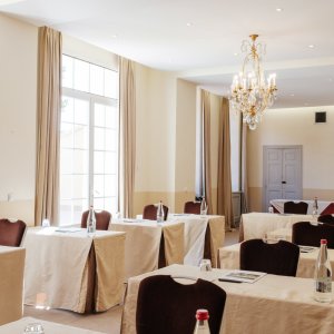 Photo 18 - Charmant Château: Golf Restaurant Séminaire Evénements - La salle de séminaire 'Olivier' de 85m² dressée en classe.