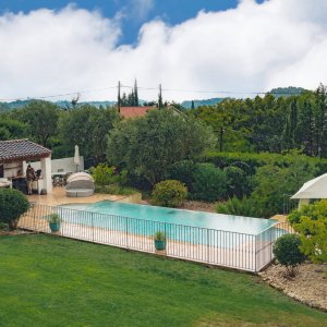 Photo 3 - Villa spacieuse de 5 chambres avec piscine - minimum 2 nuitées - Vue depuis la chambre principale sur la piscine et le jardin
