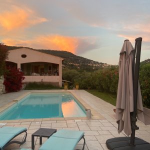 Photo 0 - Large terrace with panoramic views - Une vue de la piscine depuis le jardin