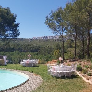 Photo 2 - Grand jardin avec piscine dans la campagne aixoise avec vue sur mer - mariage tables rondes