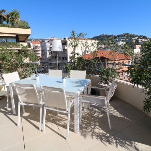 Photo 7 - Dernier étage 100 m² de terrasse sur un 3 chambres au centre de Cannes - Coin repas extérieur sur le balcon.