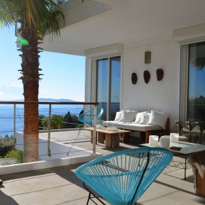 Photo 2 - Villa contemporaine classique avec de superbes vues panoramiques sur la mer et les îles - Balcon avec sièges