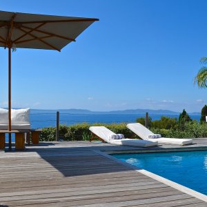 Photo 3 - Classic Contemporary Villa with Stunning Panoramic views of the sea and islands - Piscine et terrasse